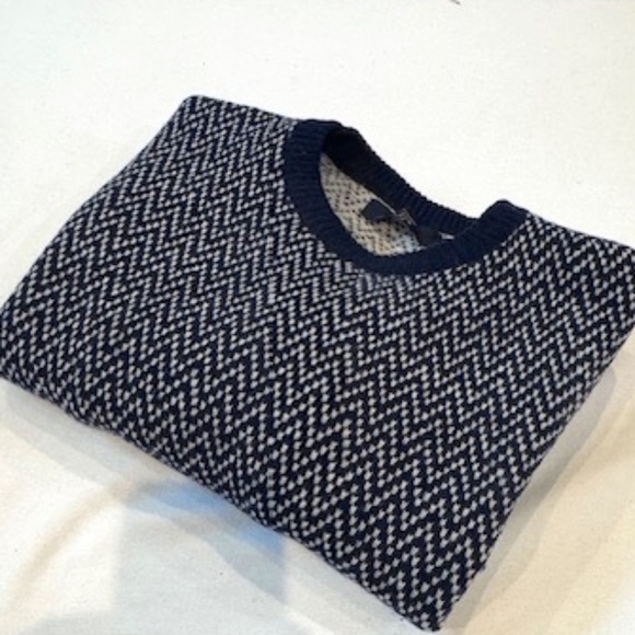 J CREW Classic Zig Zag Lambswool Sweater Size Medium​​​​​​​​ - Picture 2 of 4
